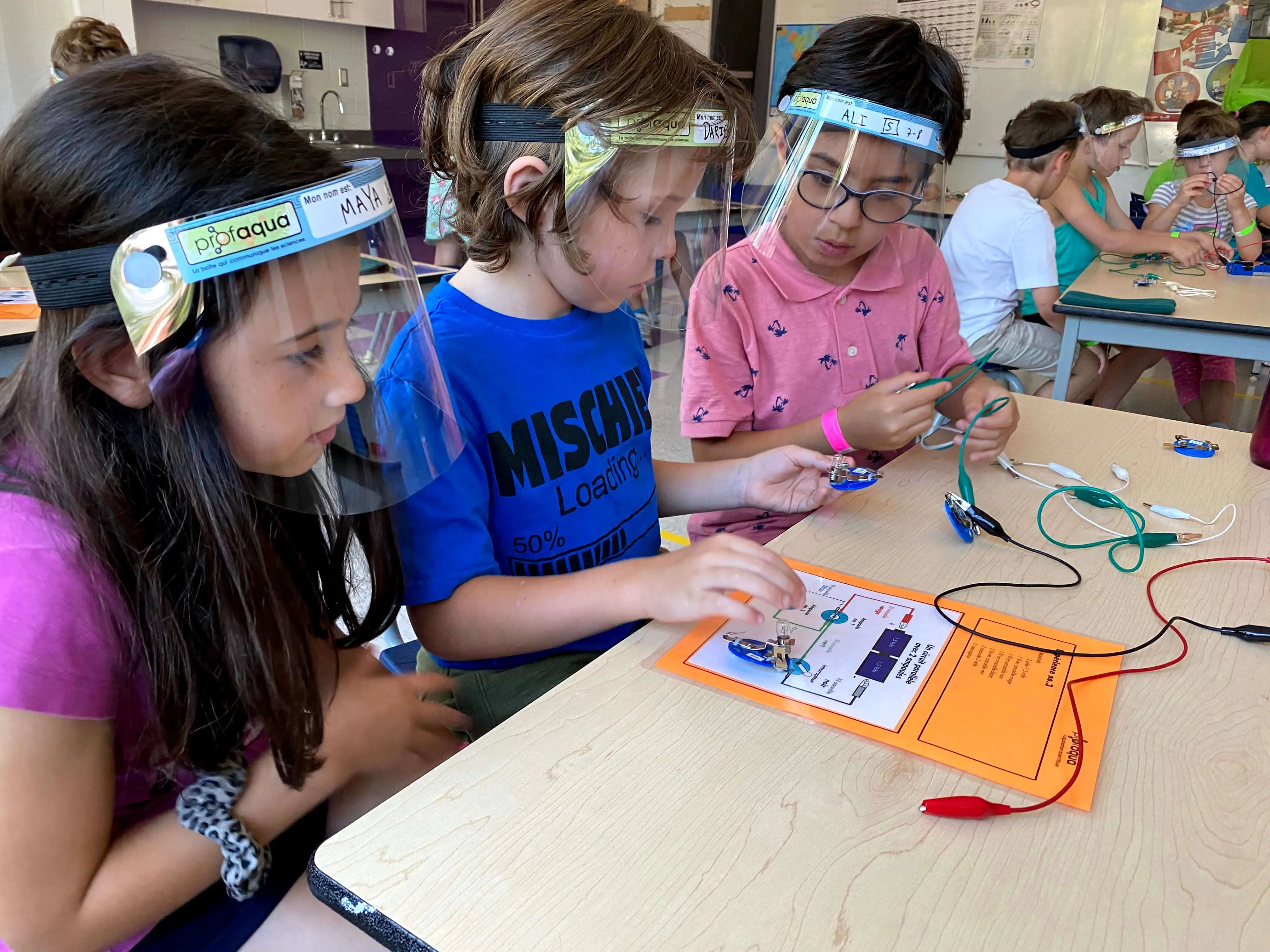 Des enfants construisent des circuits dans un club parascolaire